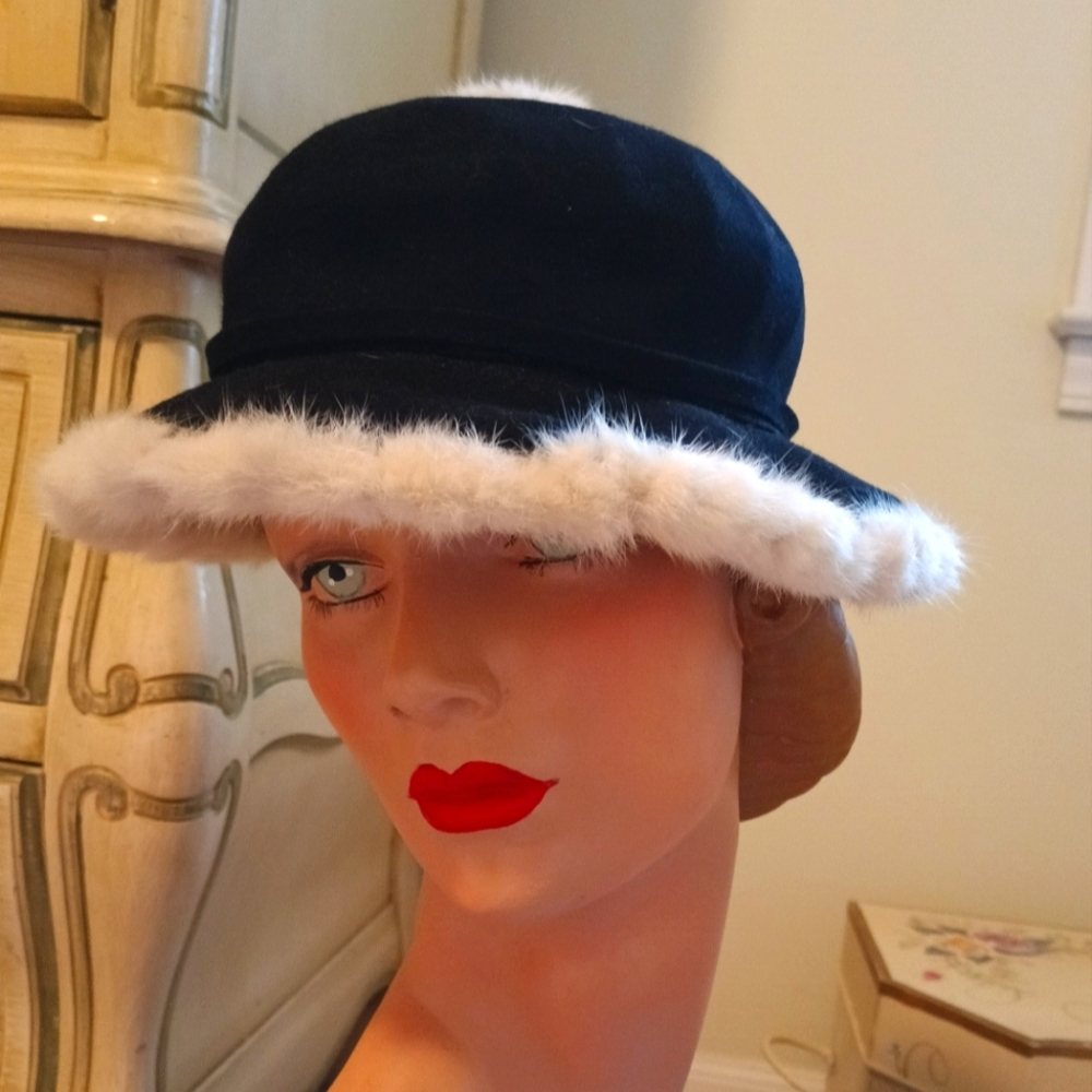 STUNNING VINTAGE BLACK FELT HAT WITH REAL WHITE FUR TRIM AND TOP POMPOM!